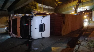 Bakırköy’de üst geçide çarpan TIR devrildi