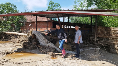Sel suları sürükledi. Çiftçi hüngür hüngür ağladı