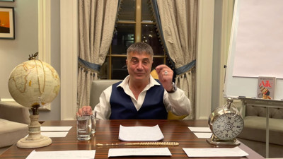 Sedat Peker kendisini sorgulayan polisi saygıyla uğurladı. İki twit paylaştı geri çekmedi