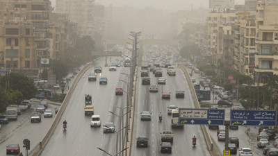 Şehri kum fırtınası vurunca gökyüzü turuncuya döndü