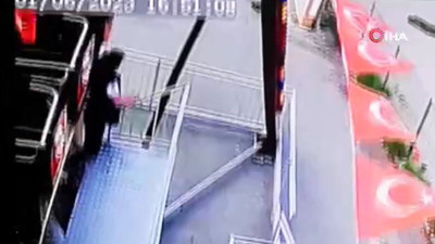 Lunapark'taki gondola hareket halinde binmeye kalktı ölümden döndü