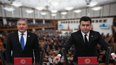 'Öpücüklü' yemin polemiği sosyal medyaya taşındı. 'Öncelik senin FETÖ dosyalarında'