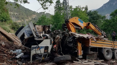 Kontrolden çıkan vinç ağaca çarptı: 2 ağır yaralı