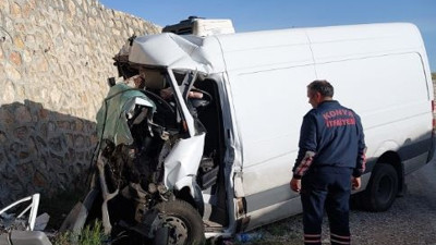 Minibüs alt geçide düştü: 1 ölü