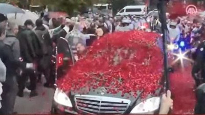 Yemin törenine giden Erdoğan'ın arabasına kova kova gül döktüler