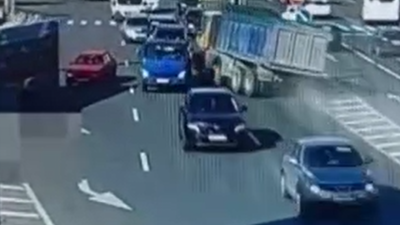 Kamyon terörü bitmek bilmiyor. Karşı şeride girdi. Yaralılar var