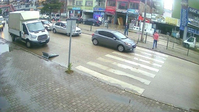 Yayaya yol veren otomobile çarptı