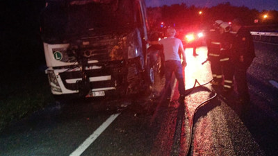 Otoyollar yangın yeri: Bu kez Kastamonu'da seyir halindeki TIR alev topuna döndü