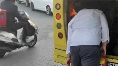 Otobüsün yanan motorunu üfleyerek söndürmeye çalıştı