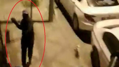 Oto farelerine balkondan patates fırlattı. Karşılığında bakın ne oldu