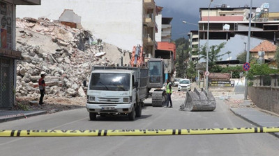Ağır hasarlı 4 katlı bina kendiliğinden çöktü