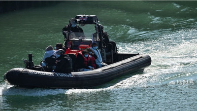 Yüzlerce Arnavut İngiltere'den ülkelerine döndü