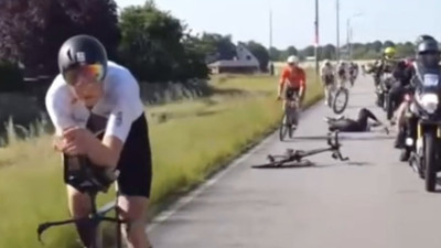 Triatlonda kahreden kaza. Kameramanı taşıyan motorcu hayatını kaybetti