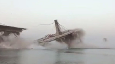 Şantiyede korku dolu anlar! İnşaat halindeki köprü sulara gömüldü