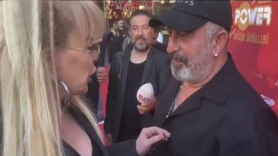 Zerrin Özer Cem Yılmaz'ın röportajını kesti. Cem Yılmaz ne yapacağını şaşırdı. Gazeteciler şak diye cevabını verdi