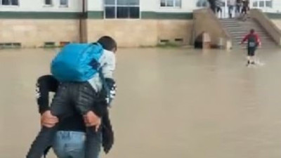 Okul bahçesi sular altında kaldı