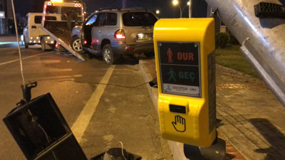 Aracıyla sinyalizasyon direğini devirdi, koşarak kaçtı