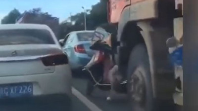 TIR'ın altında kalan motorcu sağ çıktı