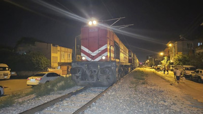 Yük treninin çarptığı 17 yaşındaki gencin durumu ağır