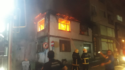 2 katlı ahşap ev alevlere teslim oldu