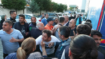 Site sakinlerinden tencereli tavalı 'yönetim gitsin' protestosu