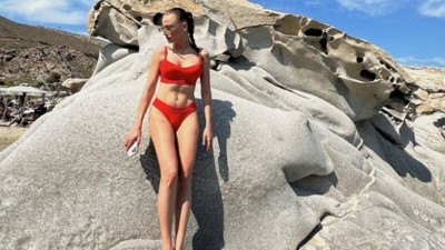 Serenay Sarıkaya kayaları çatlattı. Tatilden paylaşmaya devam ediyor