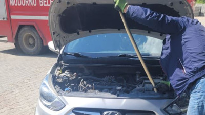 Aracın önünde sallanıyordu. Kadının korkudan dili tutuldu