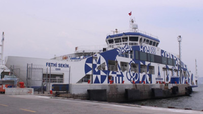 İzmir'de arabalı vapur karaya oturdu