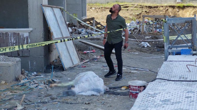 Atama bekleyen İngilizce öğretmeni, inşaatın 22. katından yük asansörü ile düştü