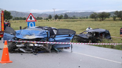 Refüjü aşıp ciple çarpıştı: 5 ölü, 5 yaralı