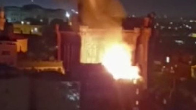 Fatih’te bina yandı