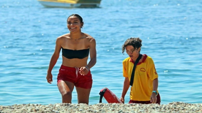 Kadın cankurtaranları gören erkekler boğulma taklidi yapıyor