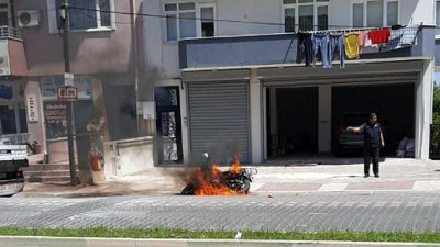 Dolandırıldığı iddiasıyla motosikletini benzin döküp ateşe verdi