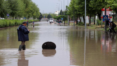 Sağanak koca şehri vurdu geçti. Rögar kapakları yerinden çıktı