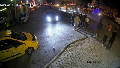 Otomobil bariyerlere çarptı; sürücü metrelerce savruldu