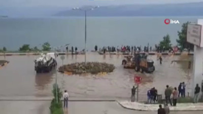 Eğirdir’de sağanak yağmur yolları göle çevirdi