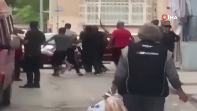 Başkentte sokak ortasında gençlerin sopalı kavgası kamerada