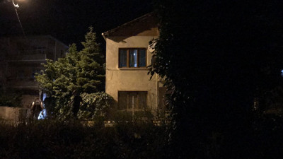 Evin duvarlarına mermiler isabet etti