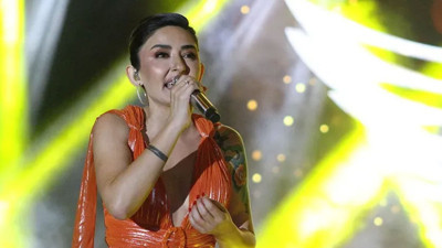 Melek Mosso sahnede özür diledi