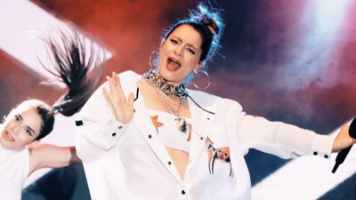 Atiye karnı burnunda sahneye çıktı