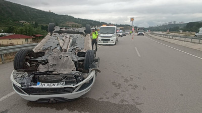 Otomobil bariyere çarpıp ters döndü: 1'i bebek 4 yaralı