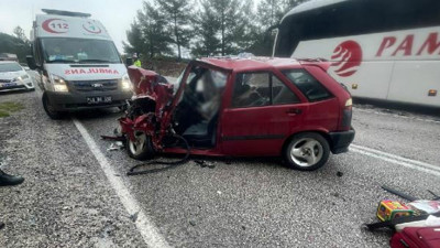 Otomobille otobüs kafa kafaya çarpıştı. Baba kız hayatını kaybetti
