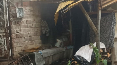 Bacada yakılan gazete yangına sebep oldu