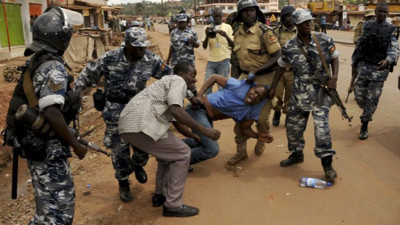 13 polis Müslümanlara işkence yaptıkları gerekçesiyle açığa alındı