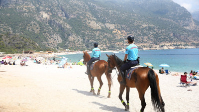Atlı jandarma Ölüdeniz'de görev başında