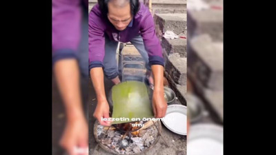 Kaynatıp rengini çıkardı tavada inceltti. Adam giysi yedi