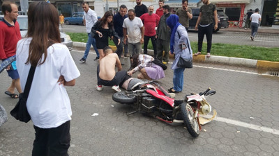 Otomobilin çarptığı elektrikli bisikletteki çocuk hayatını kaybetti