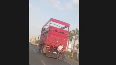 Kamyon kasasında tehlikeli yolculuk! Biri bu gençlere 'dur' desin
