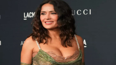 Salma Hayek teknede bikinisiyle poz verdi