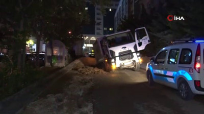 Çamura saplanan çöp kamyonu işçilerin üzerine devrildi